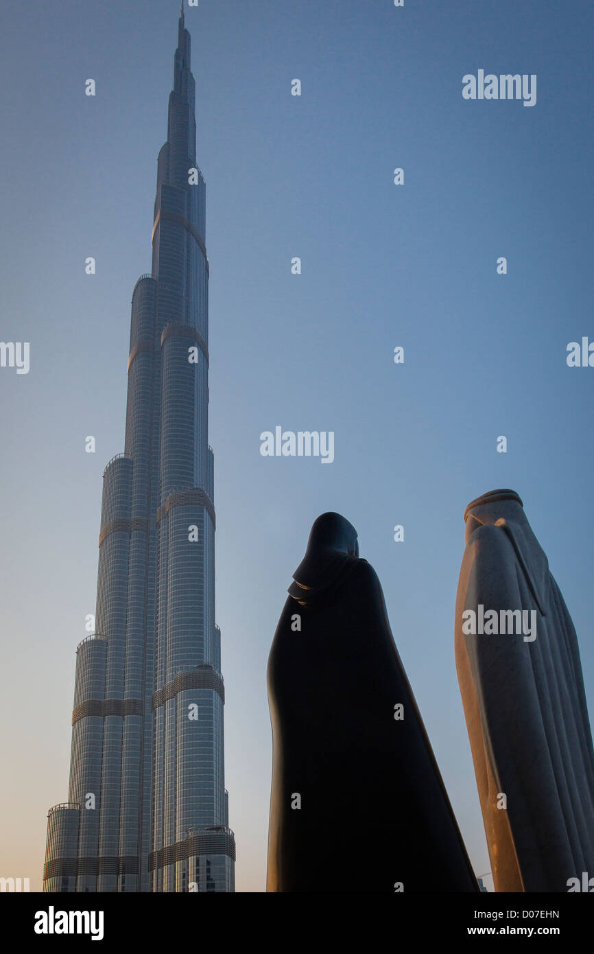 Les statues d'un pays arabe l'homme et la femme donnent sur la tour