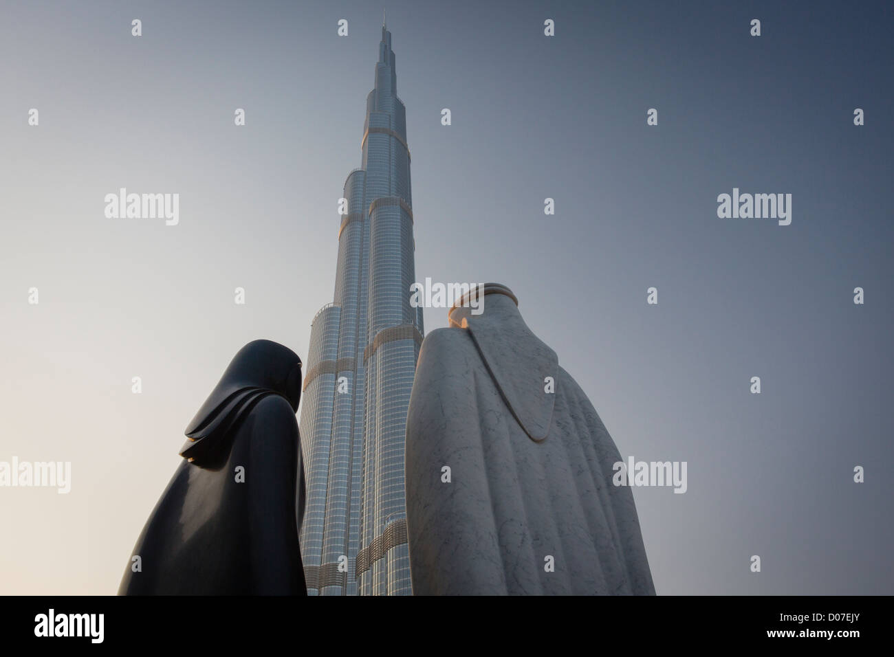 Les statues d'un pays arabe l'homme et la femme donnent sur la tour