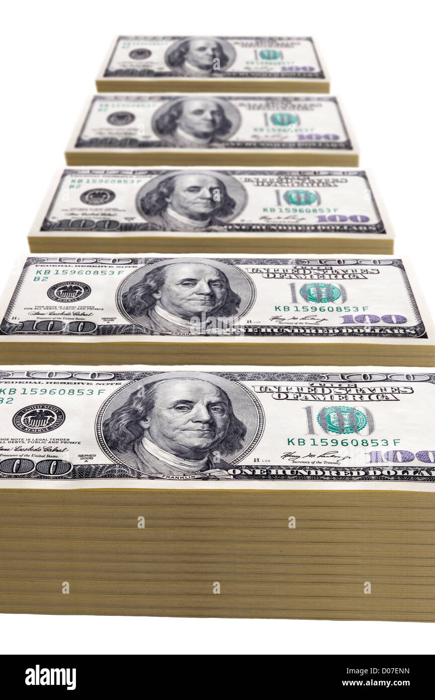 Des piles de cent dollar bills in a line on white Banque D'Images
