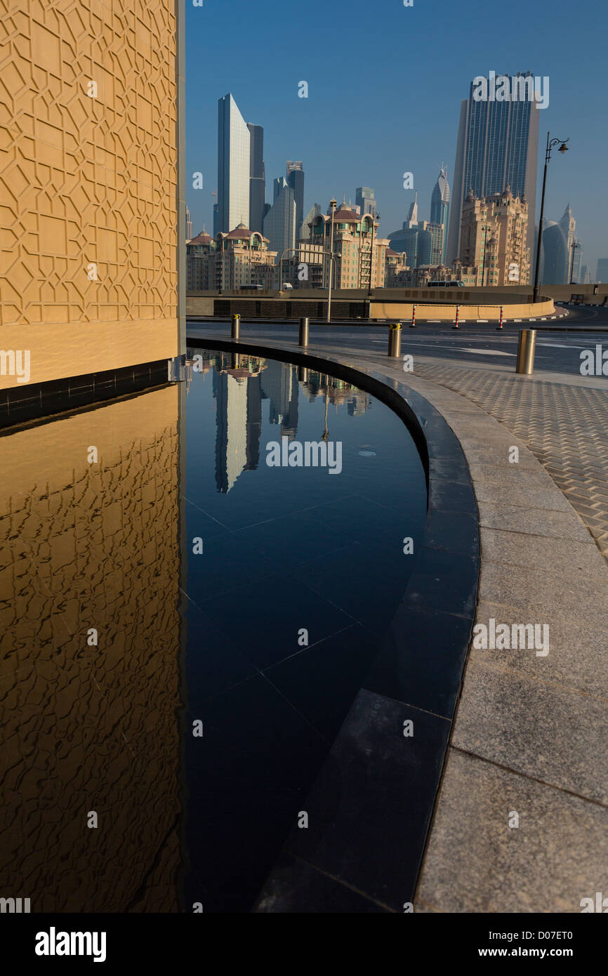 Lumière du matin brille sur certains bâtiments de la ville de Dubaï, Émirats Arabes Unis Banque D'Images