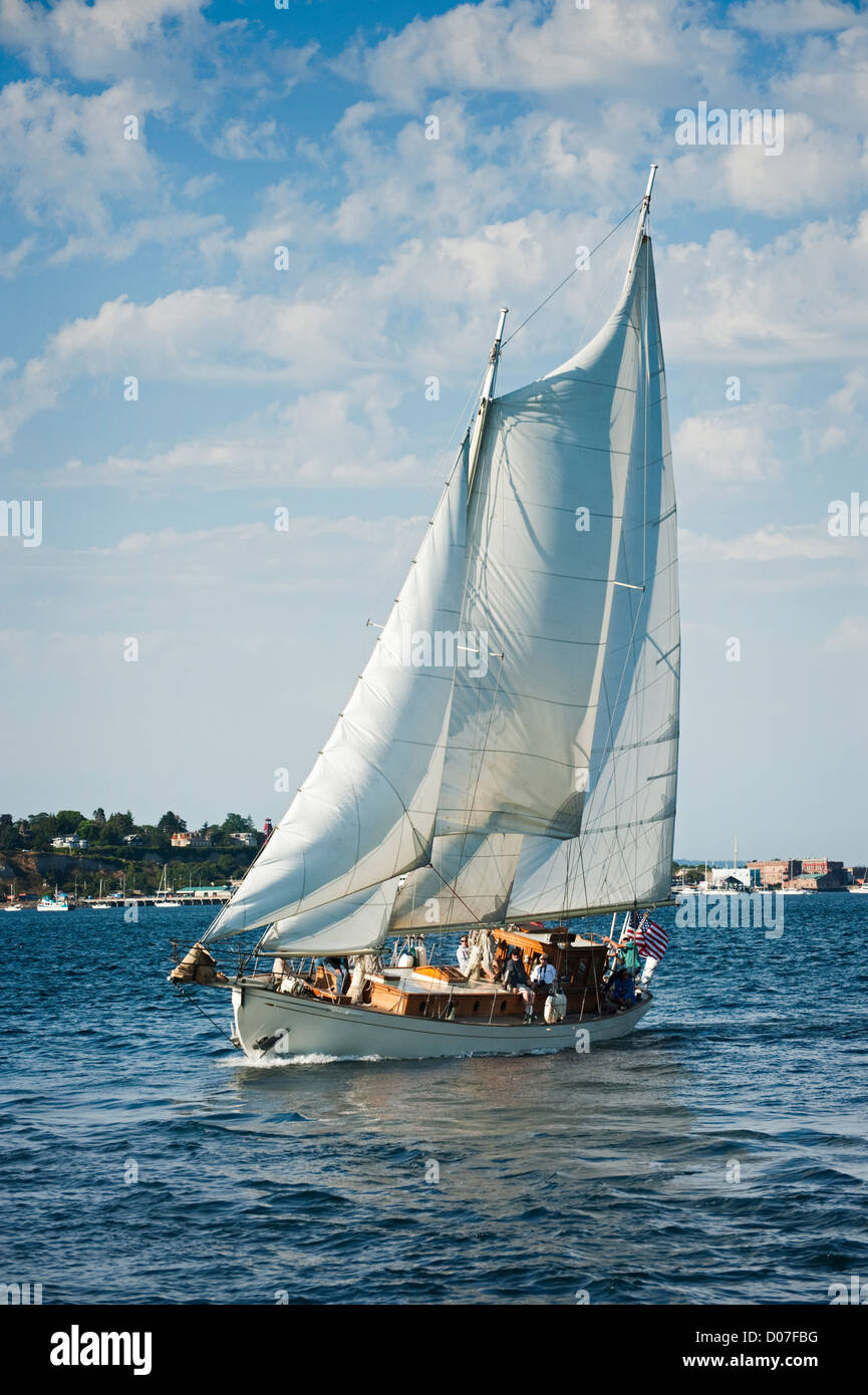 Voiliers en compétition dans le Festival des bateaux en bois de Port Townsend en course goélette Puget Sound dans l'État de Washington. Banque D'Images