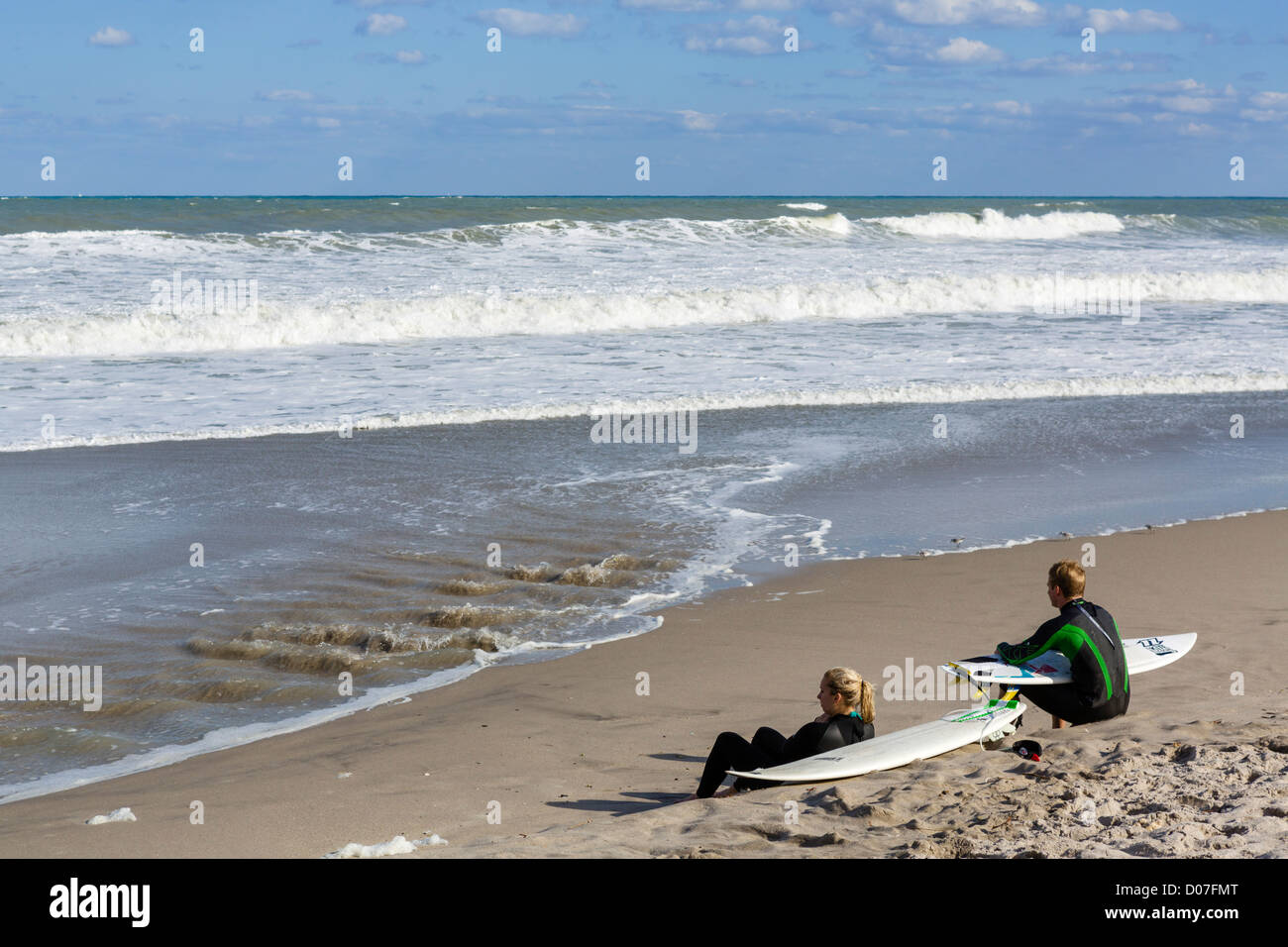 Jeunes surfeurs se reposant sur la plage de Jupiter, Treasure Coast, Florida, USA Banque D'Images