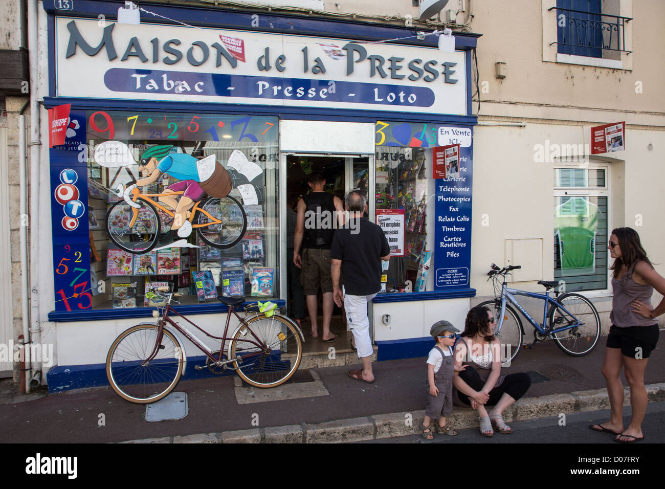 Magasin de journaux PEINTURES SUR SHOP DÉDIÉ WINDOWS TOUR DE FRANCE (escale) VILLE VILLE MÉDIÉVALE BONNEVAL SURNOMMÉ PEU Banque D'Images