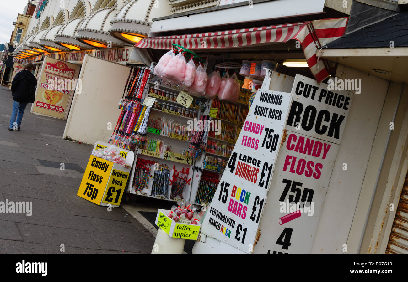 Blackpool, Lancashire, UK's top amusement fun et station balnéaire - boutiques, avec de la barbe à papa (Cotton Candy). Banque D'Images