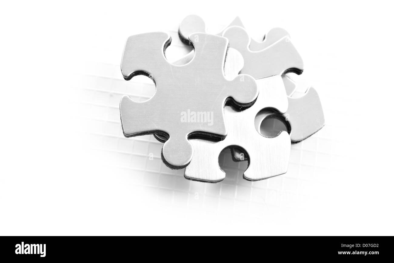 En acier inoxydable pièces du puzzle sur fond blanc avec un espace réservé au texte Banque D'Images