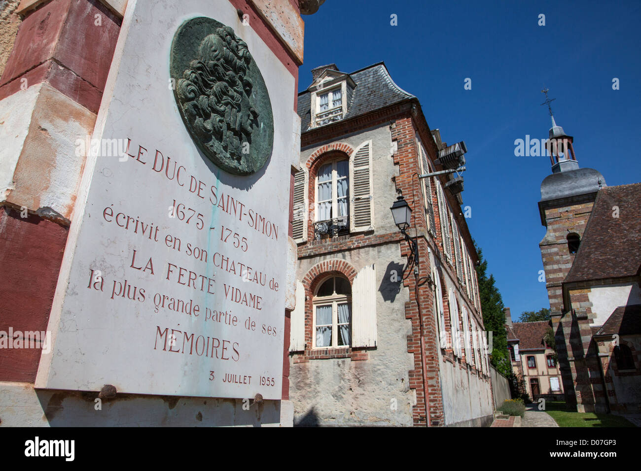 Cette stèle EST À LA MÉMOIRE DU DUC DE SAINT-SIMON (1675-1755) LA FERTÉ-VIDAME Eure-et-Loir (28) FRANCE Banque D'Images