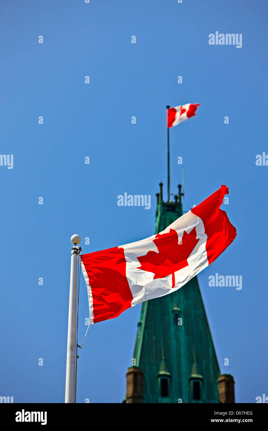 Tour de la paix dans l'Édifice du Centre du Parlement et d'un drapeau canadien, la colline du Parlement, la Ville d'Ottawa Banque D'Images