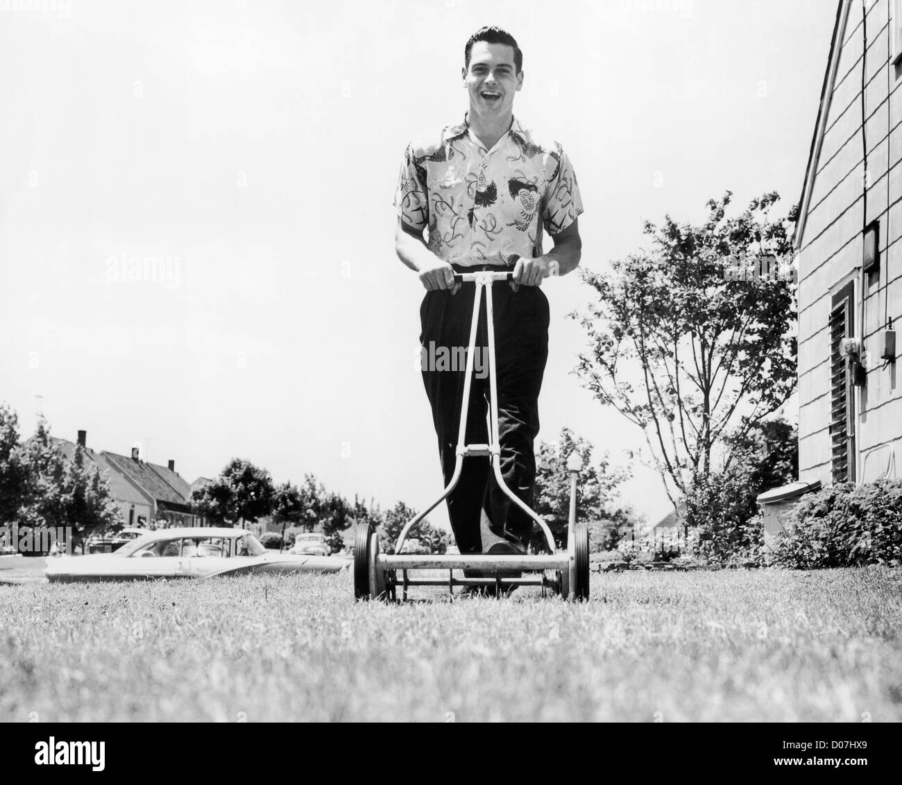 Heureusement Man mowing lawn Banque D'Images