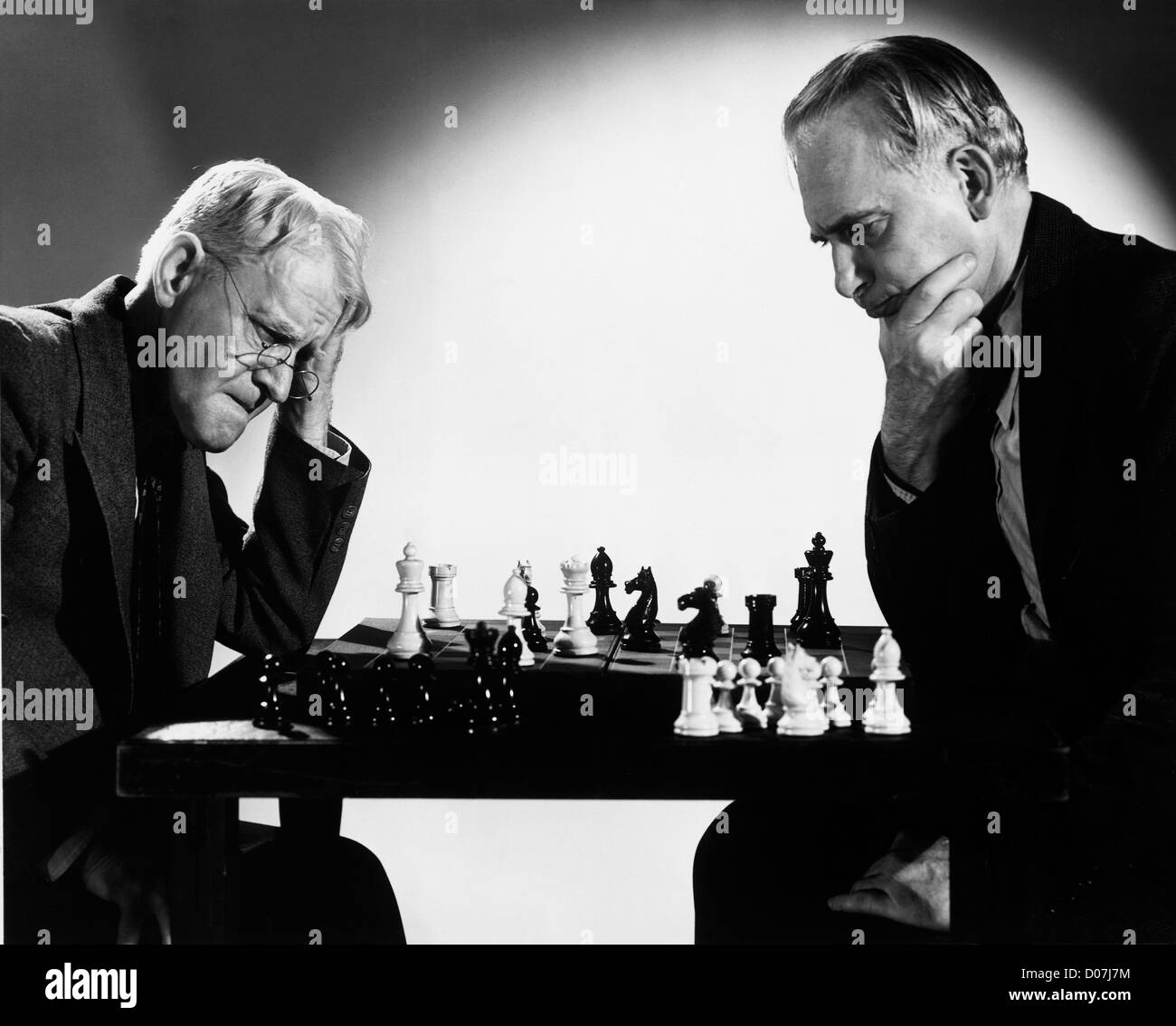 Deux hommes jouant aux échecs Banque D'Images