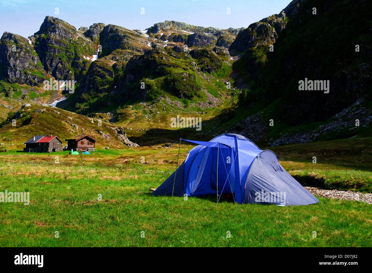 Tente de camping dans les montagnes à une ferme d'été Banque D'Images