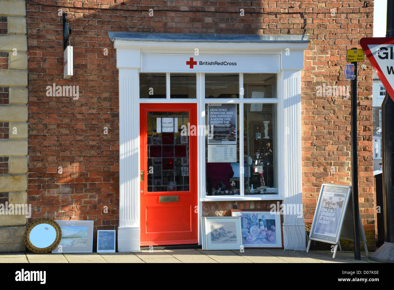 La Croix Rouge britannique charity shop, High Street, Shipston-on-Stour, Warwickshire, Angleterre, Royaume-Uni Banque D'Images