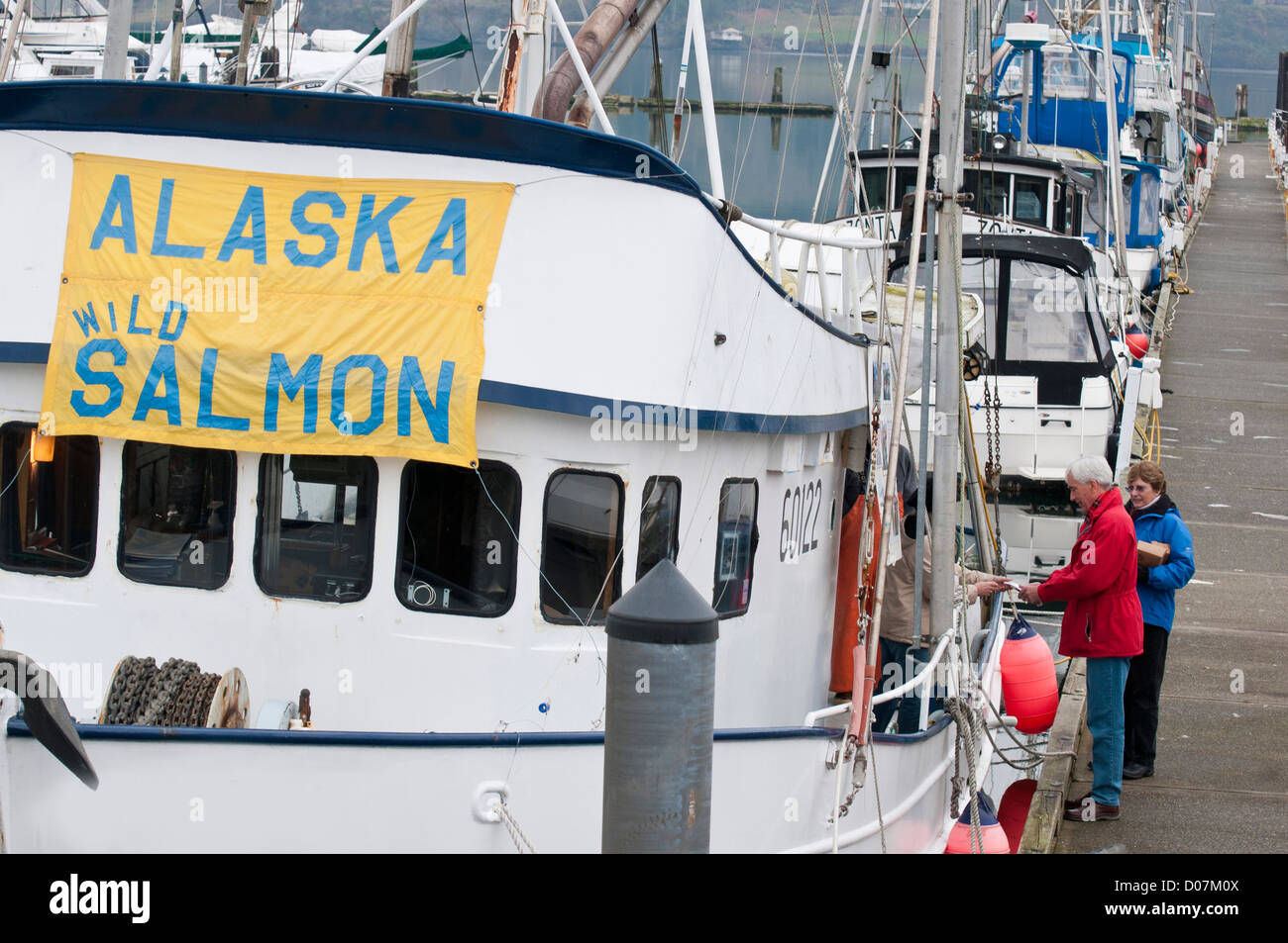 Nous, WA, Kitsap County, Poulsbo. Vend pêcheur de saumon de l'Alaska sauvage de quai à Poulsbo marina. (MR) Banque D'Images