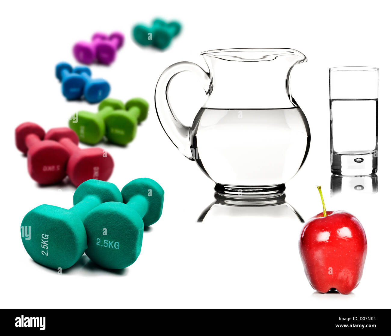 Mode de vie sain - l'eau dans une cruche en verre et apple avec haltères Banque D'Images