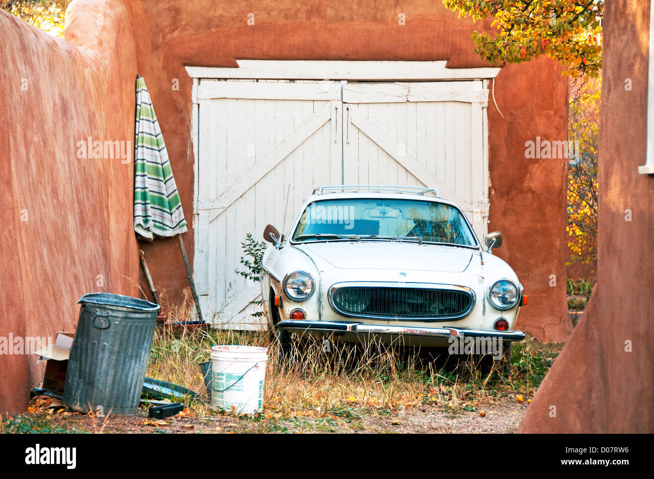 Volvo car vintage ancienne allée de stationnement Banque D'Images