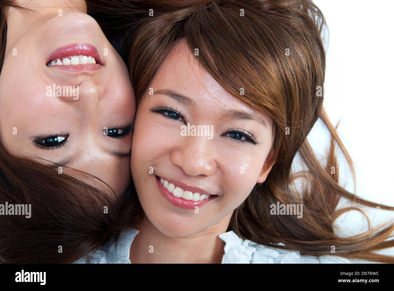 Close up two cute girls lying on floor Banque D'Images