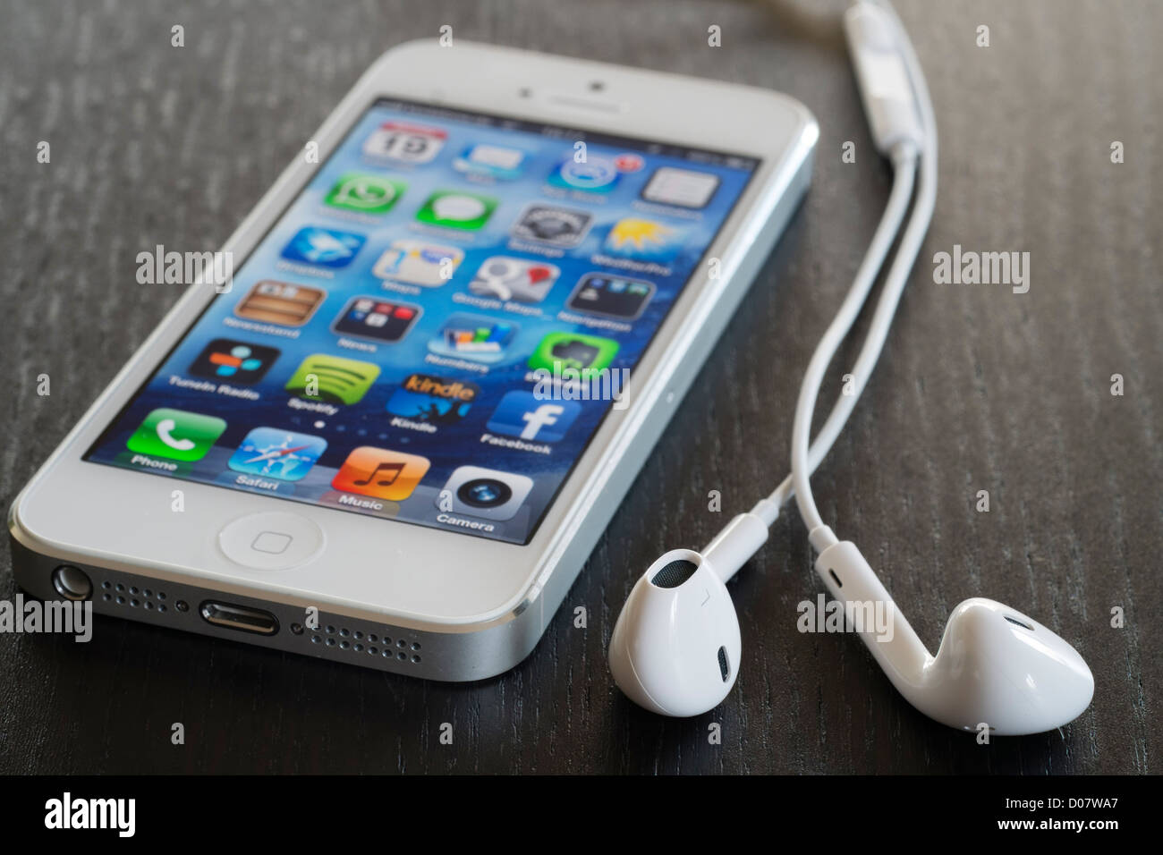 Détail de l'iPhone 5 et d'écouteurs Banque D'Images