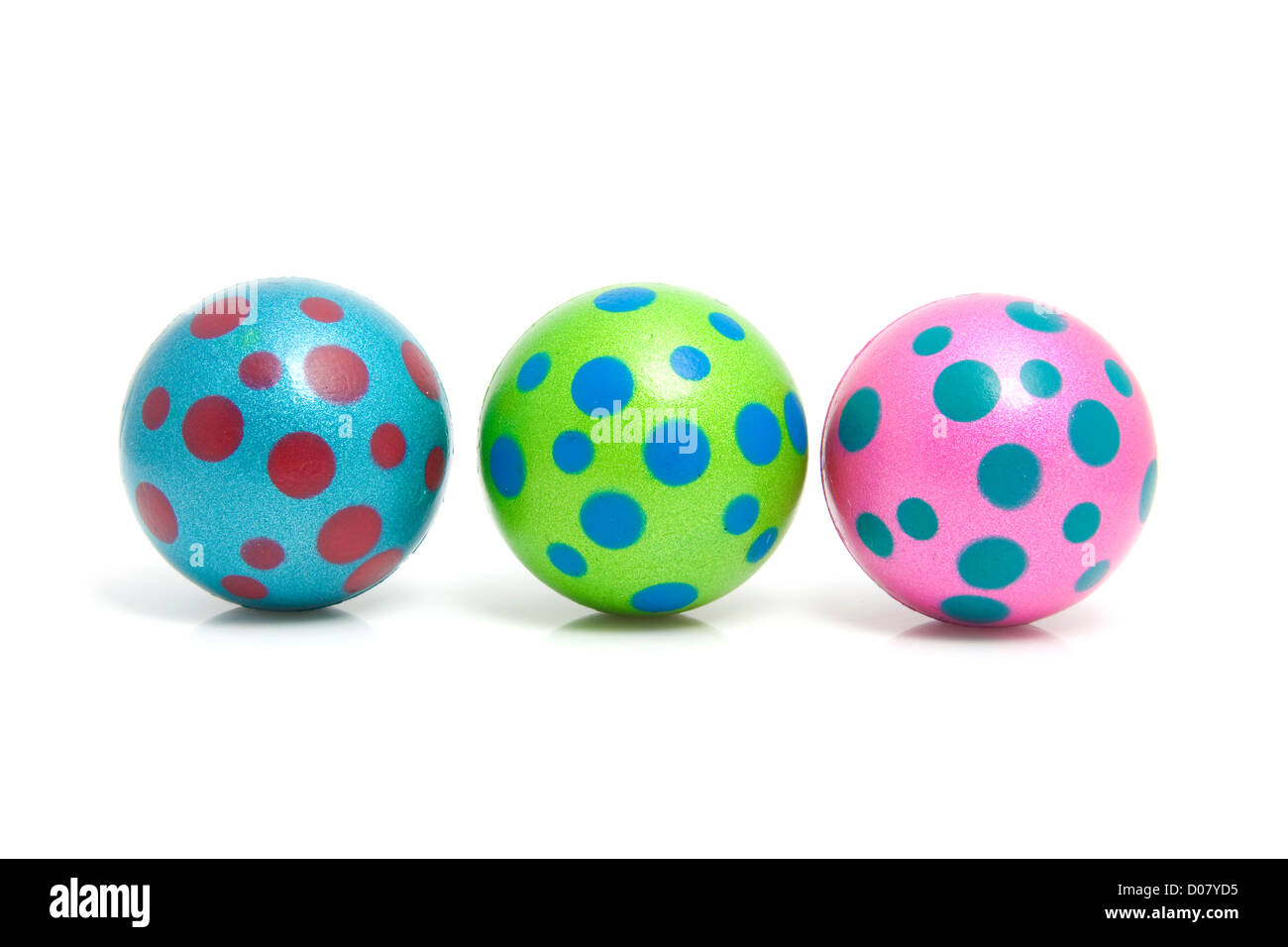 Trois boules en pointillés colorés sur fond blanc Banque D'Images