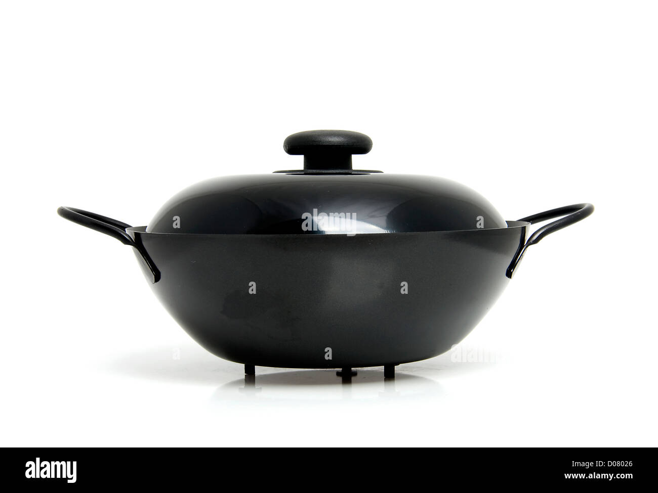 Pan wok noir isolé sur fond blanc Banque D'Images