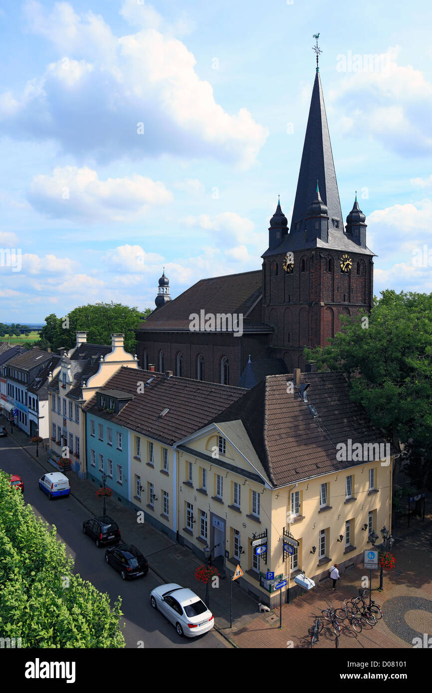 Altes Rathaus und katholische Peterkirche Am Marktplatz à Krefeld-Uerdingen, Niederrhein, Nordrhein-Westfalen Banque D'Images