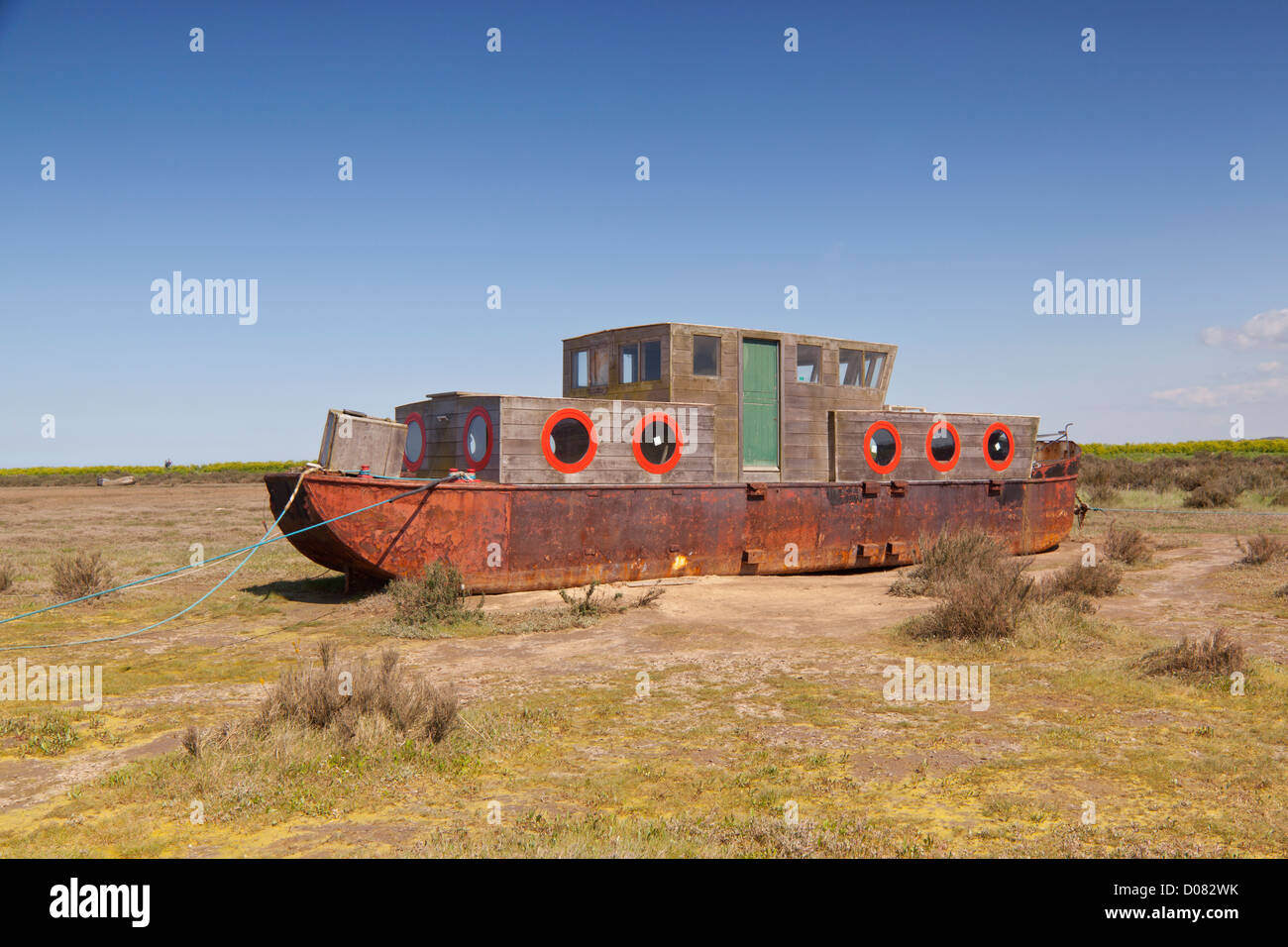 Coque en acier rouillé barge à marée basse à Blakeney Norfolk Banque D'Images