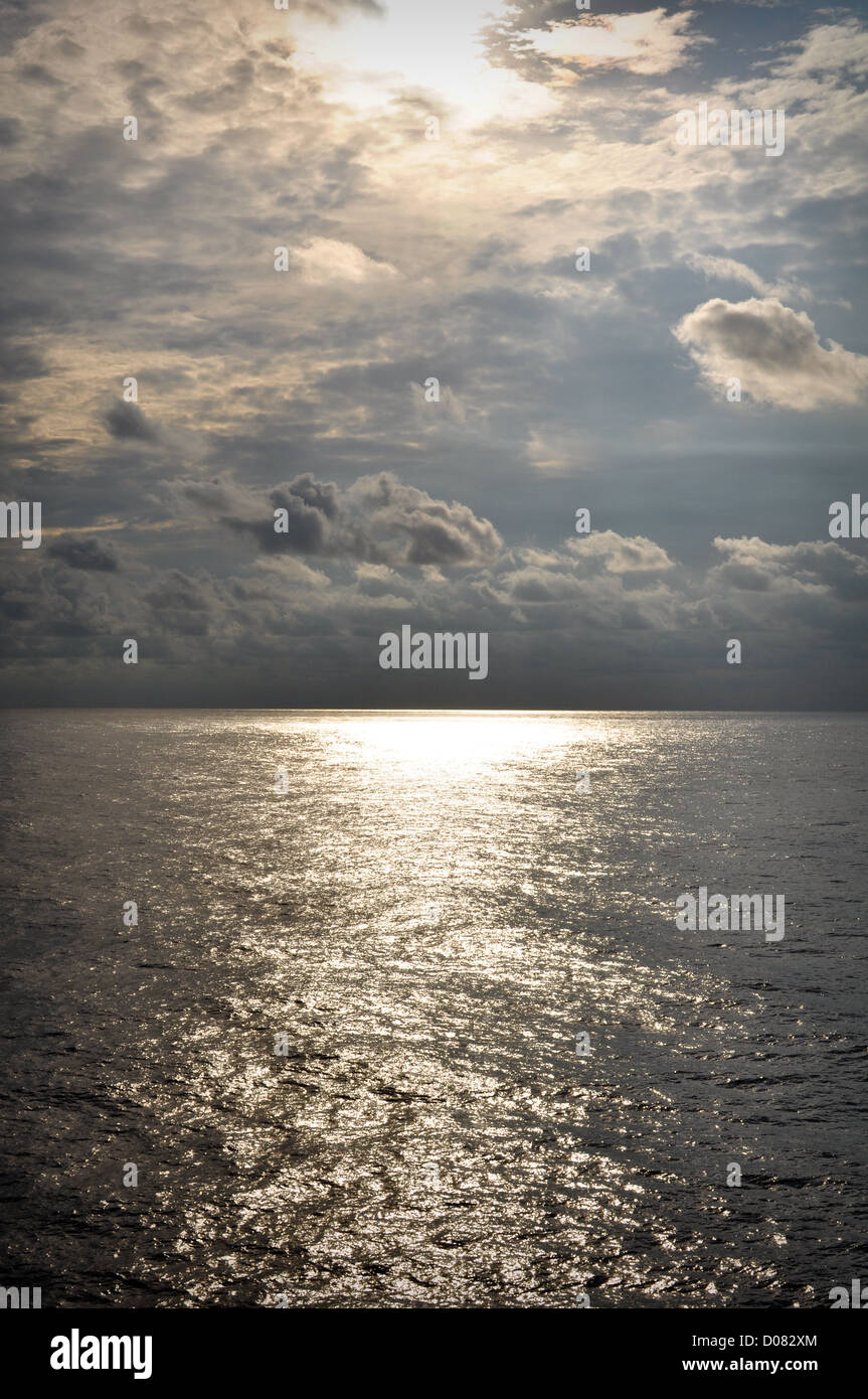 Beau Coucher de soleil avec des nuages de fond de l'Océan Banque D'Images