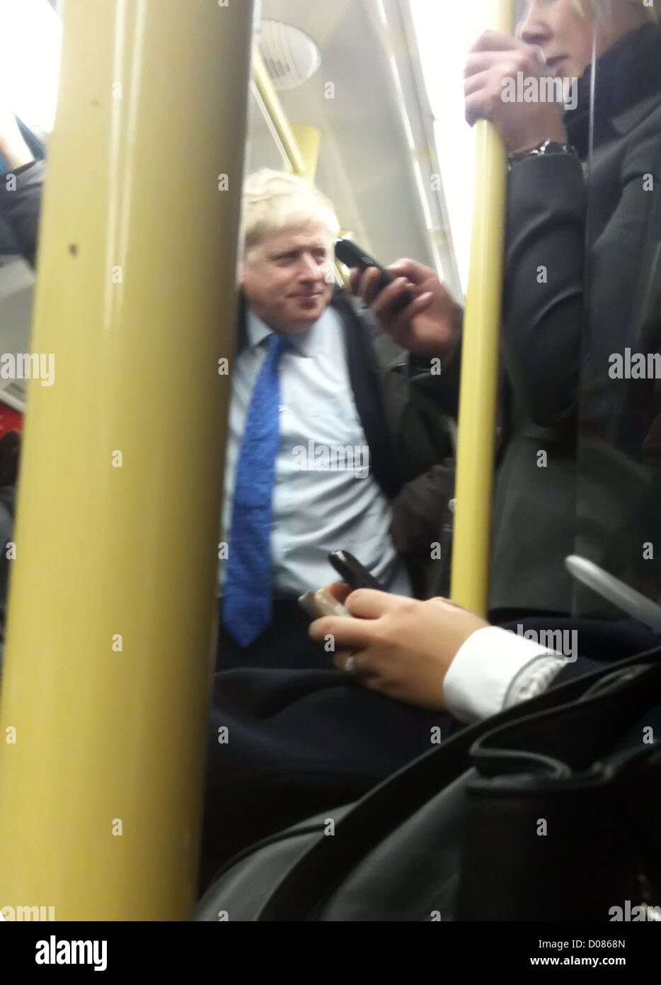 Maire de Londres, Boris Johnson, choisit les transports en commun ce matin sur sa méthode habituelle de transport - son fidèle vélo. Banque D'Images