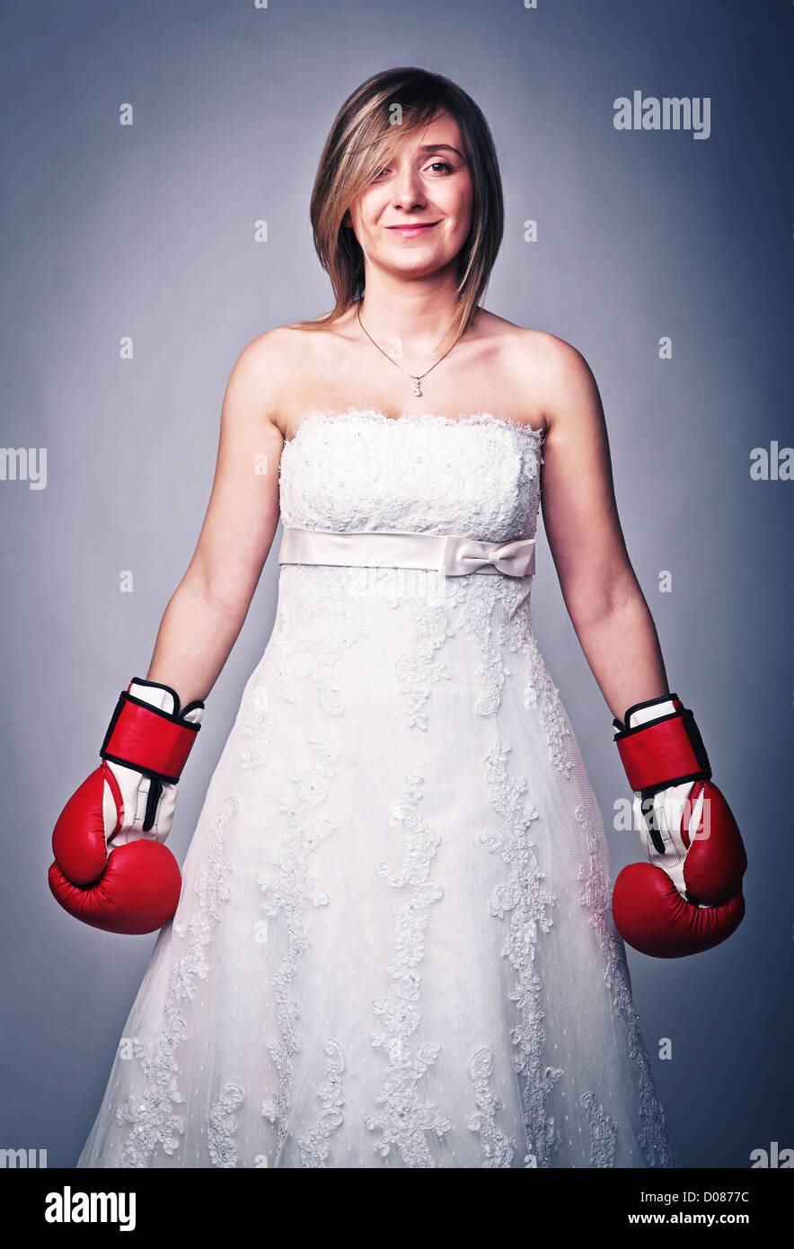 Portrait of bride wearing boxing gloves Banque D'Images