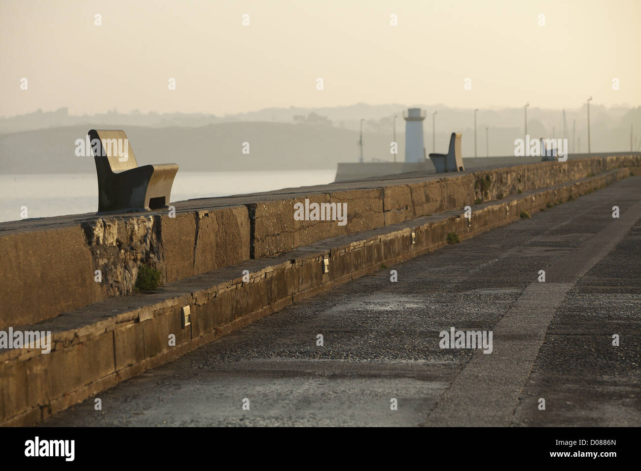 La méditation avec banque au soleil levant dans le port de Camaret Bretagne Banque D'Images