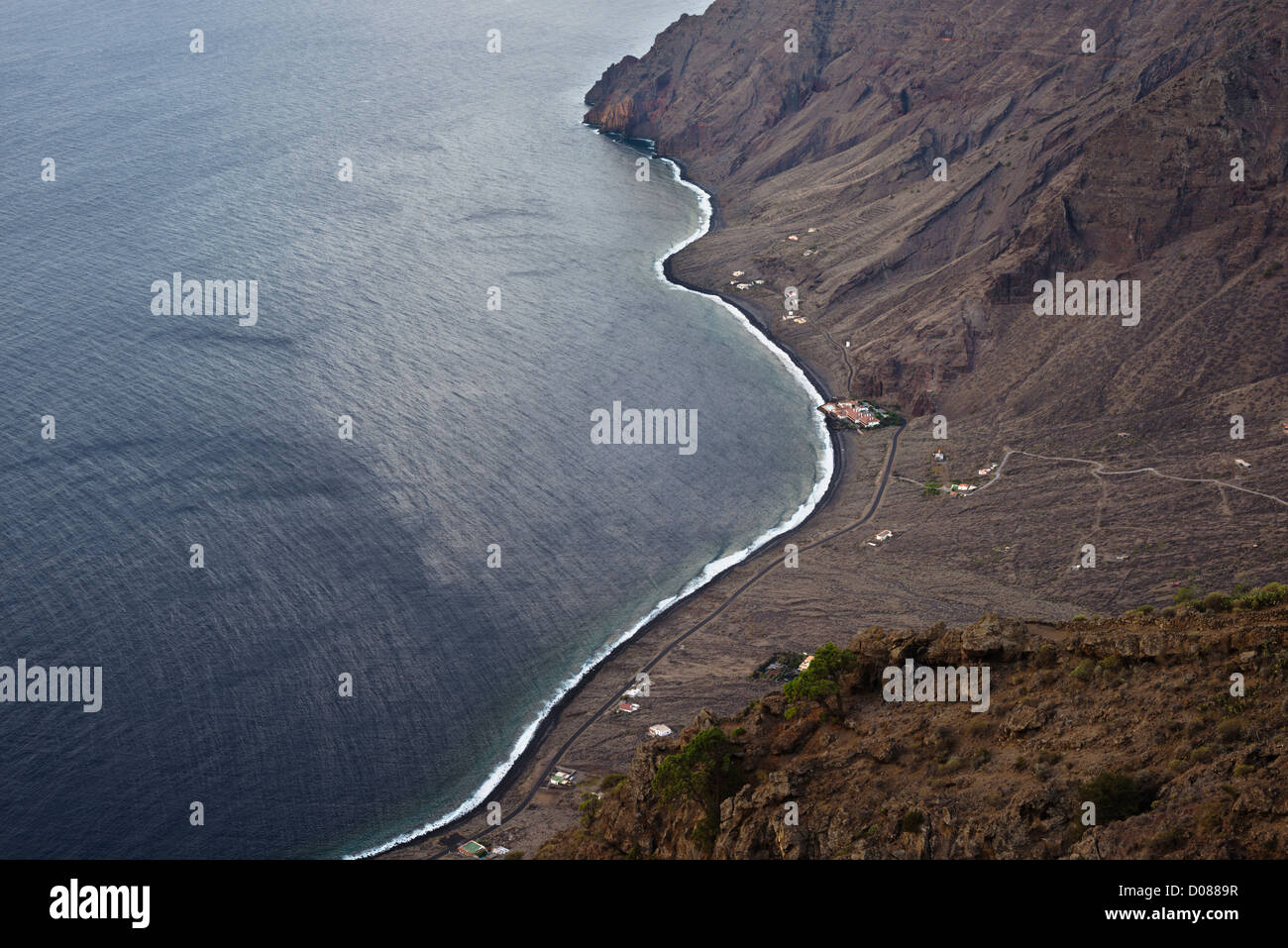 Vue depuis la falaise Mirador de La Cruz, El Hierro, Îles Canaries, Espagne. Le plus grand bâtiment visible est l'hôtel Parador Banque D'Images