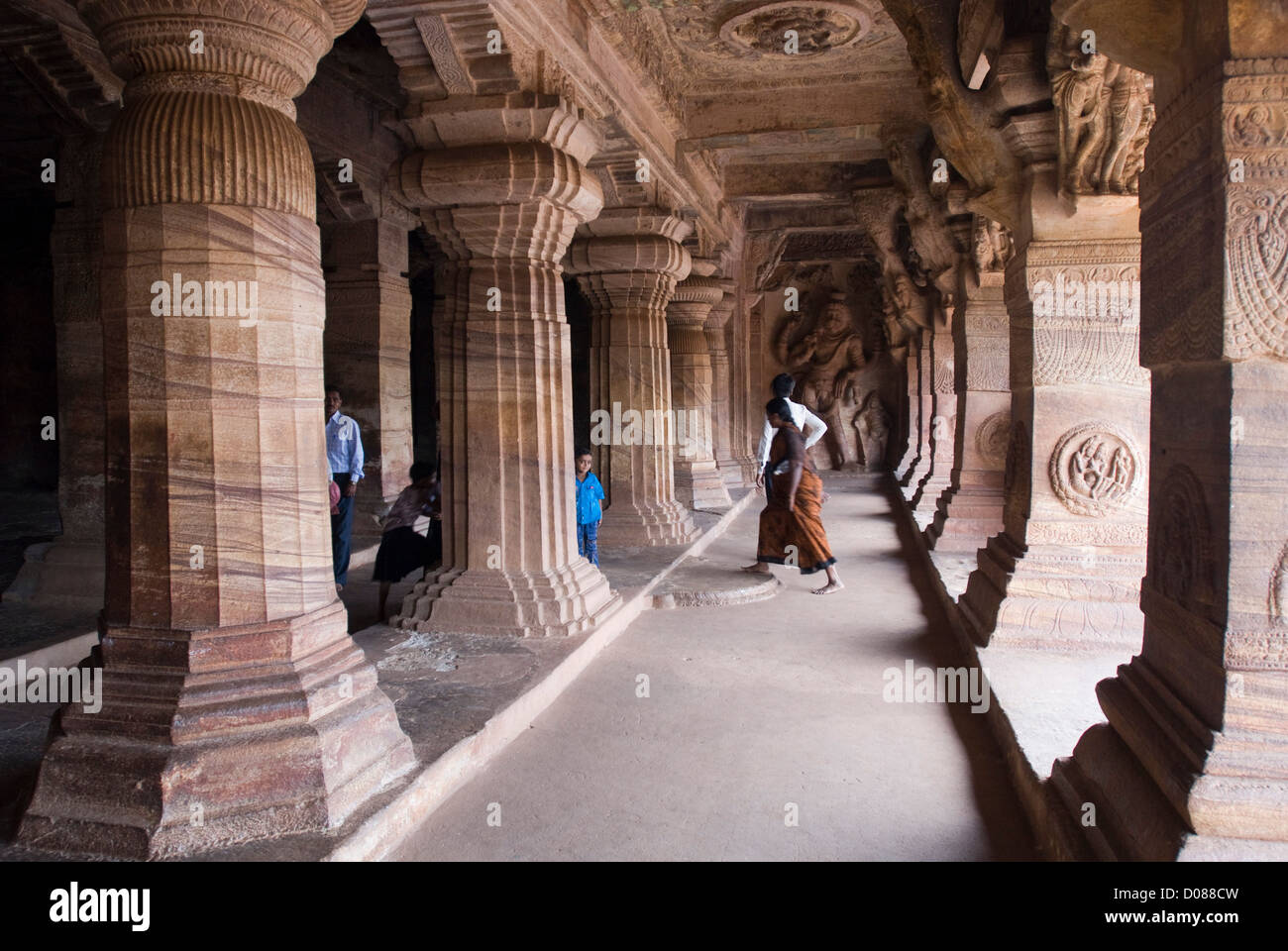 3-grotte dédié à Vishnou, est la plus grande et plus élaborés à Badami, Karnataka, Inde Banque D'Images