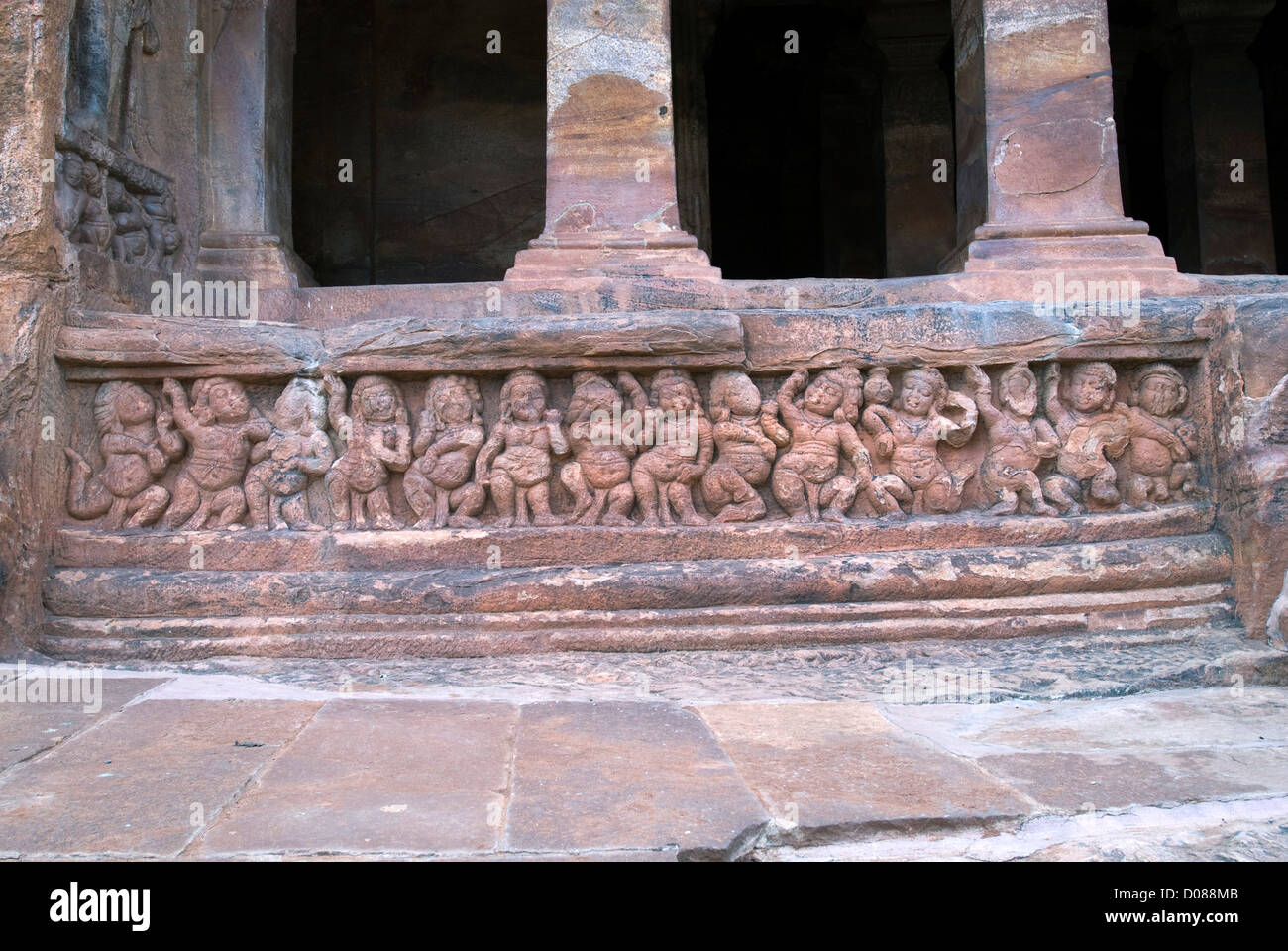 Frise de sculptures danse ganas-Cave no3 à Badami, Karnataka, Inde Banque D'Images