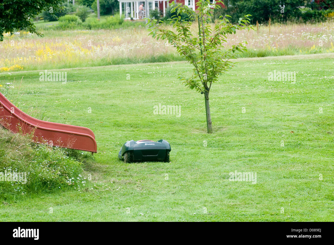 Robot tondeuse robot husqvarna tondeuses à gazon coupe-herbes le jardin hi tech Banque D'Images