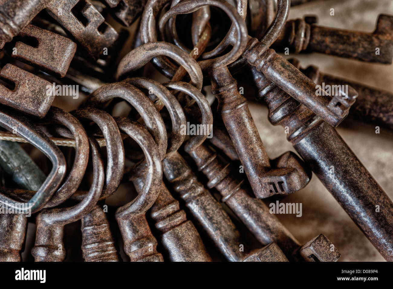 Collection de vieux utilisé rusty et touches de brillant victorien antique Edwardian verrouillage mécanisme tournant parchemin foxed Banque D'Images