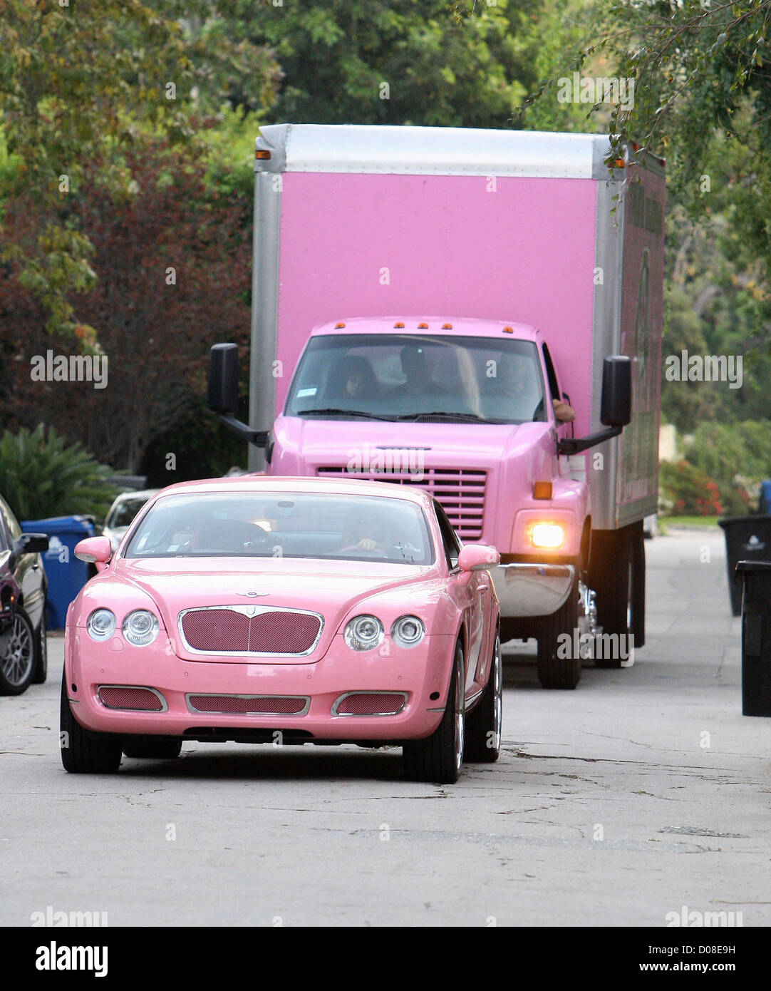 Paris Hilton arrive dans sa Bentley rose pendant le tournage à Nick  Hilton's home. Beverly Hills - 18.11.10 Photo Stock - Alamy
