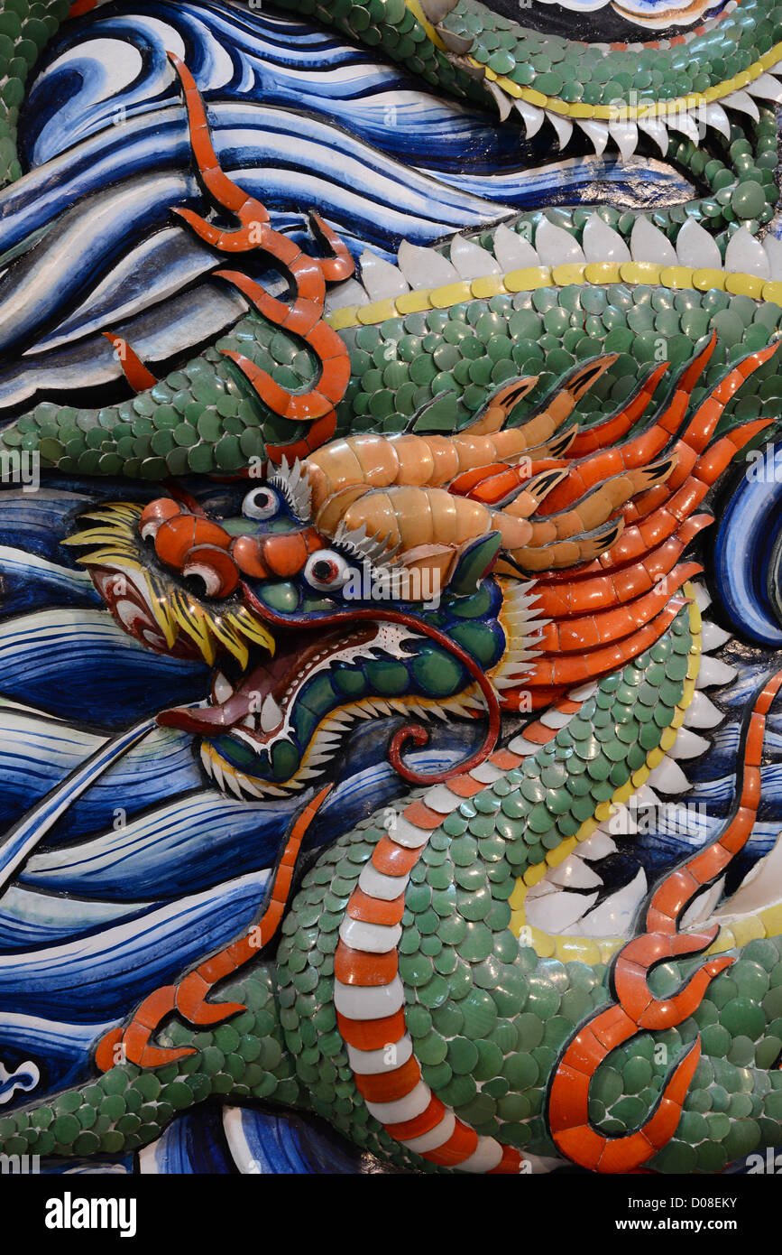 Dragon la peinture dans un temple chinois Banque D'Images
