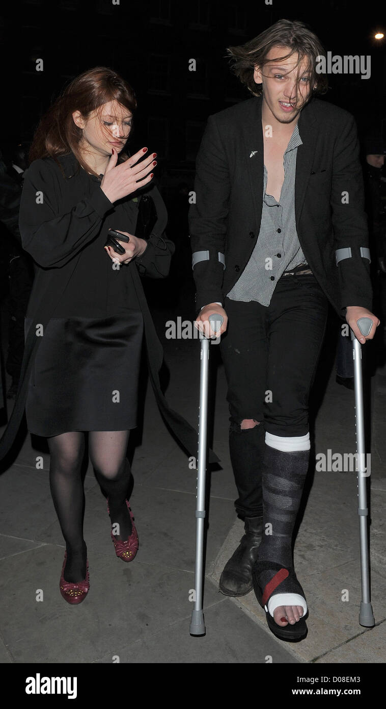 Jamie Campbell Bower Harry Potter 7 Jamie Campbell Bower laissant le 'Harry Potter and the Deathly Hallows Part  1' premiere afterparty, tenue à Freemasons Hall Photo Stock - Alamy