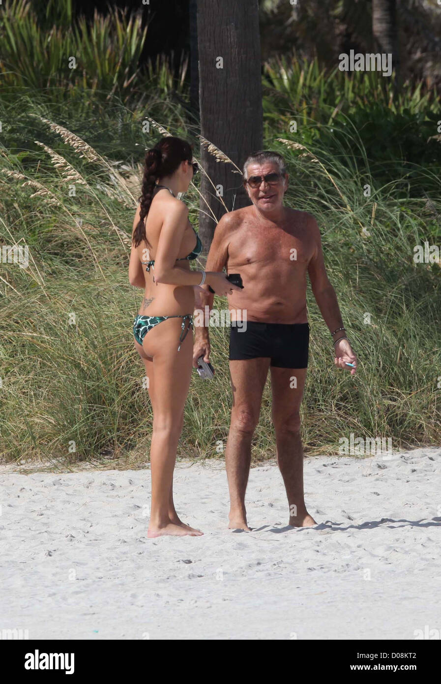 Roberto Cavalli le soleil brille, même en vacances avec une compagne sur  Miami Beach. Miami, USA Photo Stock - Alamy