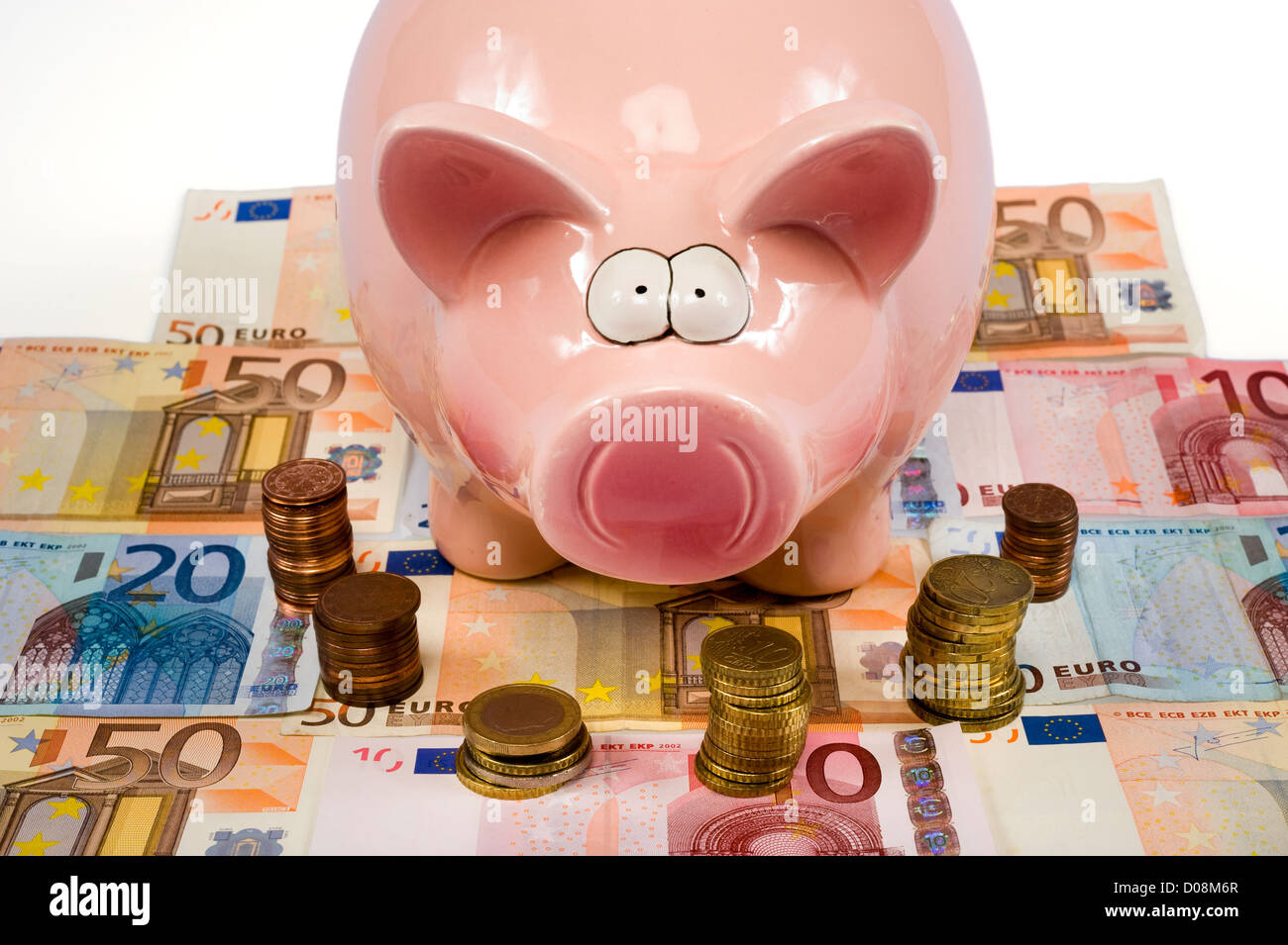 Un enregistrement de porc est debout sur le papier-monnaie euro Banque D'Images