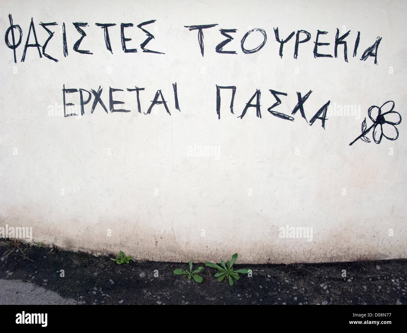 Crète, Grèce. 19 novembre 2012. Fascistes Anti Graffiti sur un mur à La Canée, Crète, Grèce. Il dit fascistes Tsourekia - ( pain de Pâques grecque ) vient....Pâques et c'est quand nous vont vous manger ! Banque D'Images