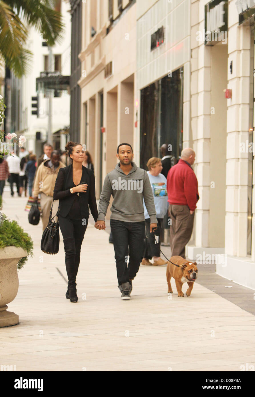 John Legend et petite amie Chrissy Teigen magasins de Rodeo Drive Los Angeles, Californie - 19.11.10 Josiah Banque D'Images