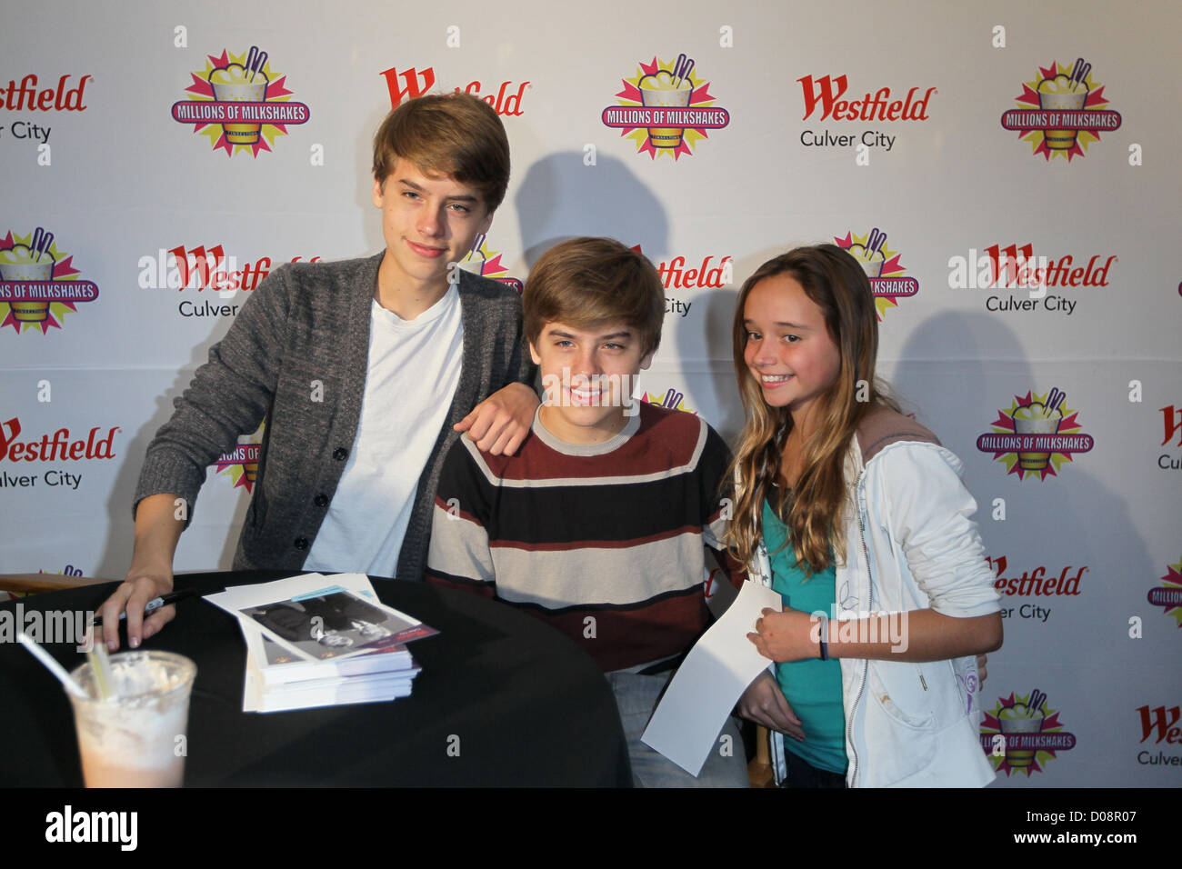 Dylan et Cole Disney stars Dylan et Cole Sprouse accueillir un événement de collecte de fonds au profit de la Fondation 'Ride une vague' à des millions Banque D'Images