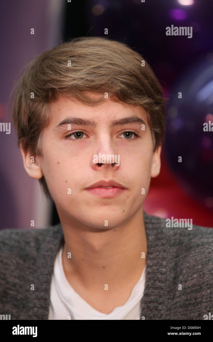 Cole Sprouse Disney stars Dylan et Cole Sprouse accueillir un événement de collecte de fonds au profit de la Fondation 'Ride une vague' à des millions Banque D'Images