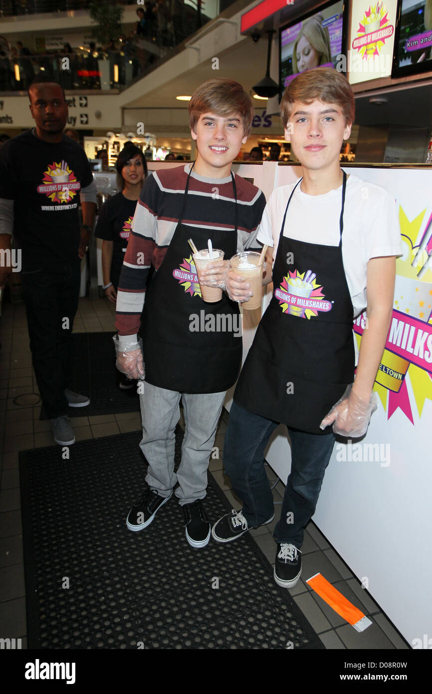 Dylan et Cole Disney stars Dylan et Cole Sprouse accueillir un événement de collecte de fonds au profit de la Fondation 'Ride une vague' à des millions Banque D'Images