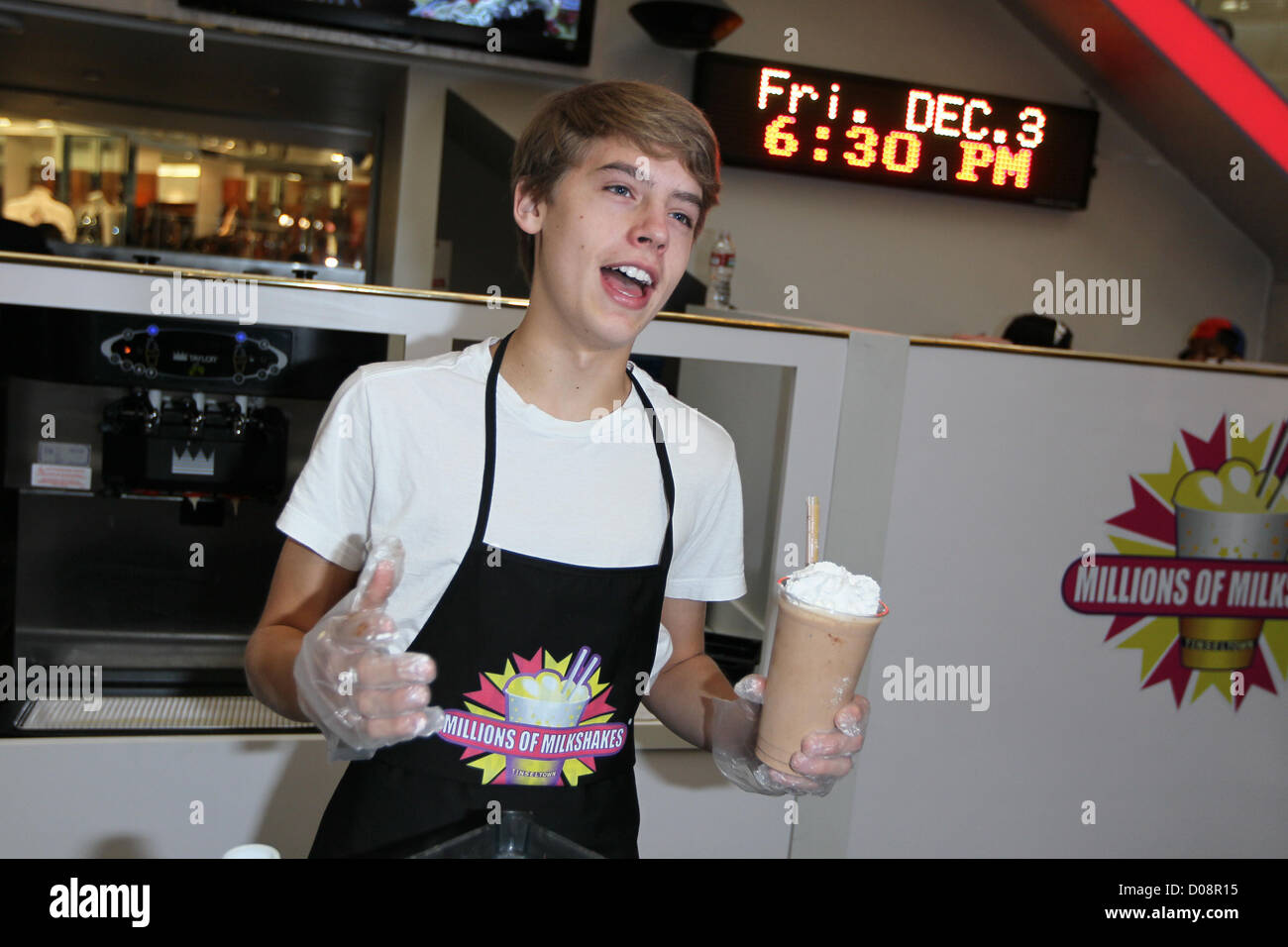 Cole Sprouse Disney stars Dylan et Cole Sprouse accueillir un événement de collecte de fonds au profit de la Fondation 'Ride une vague' à des millions Banque D'Images