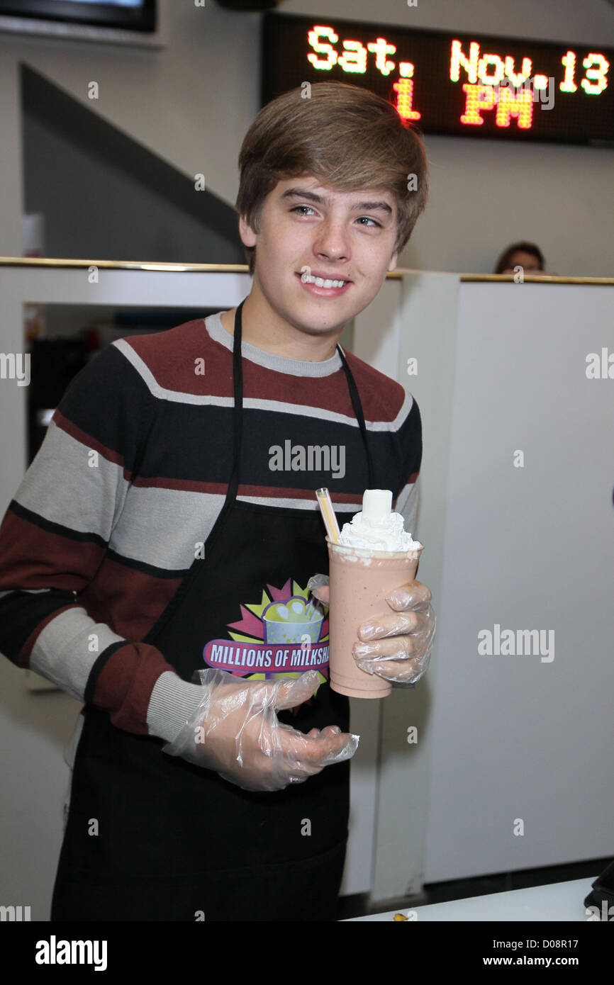 Disney stars Dylan Dylan Sprouse et Cole Sprouse accueillir un événement de collecte de fonds au profit de la Fondation 'Ride une vague' à des millions Banque D'Images