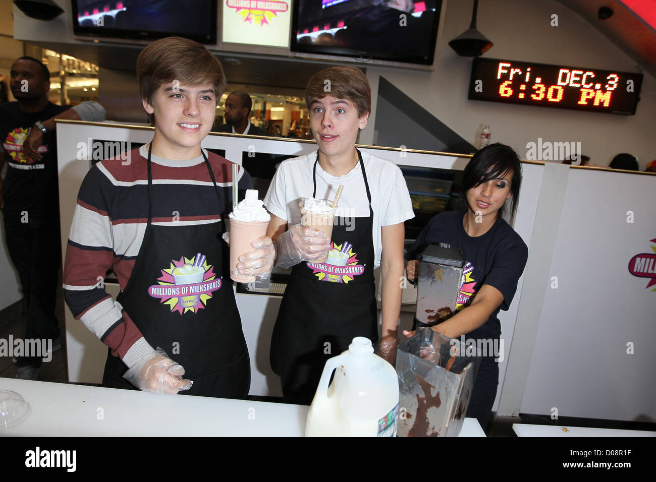 Dylan et Cole Disney stars Dylan et Cole Sprouse accueillir un événement de collecte de fonds au profit de la Fondation 'Ride une vague' à des millions Banque D'Images