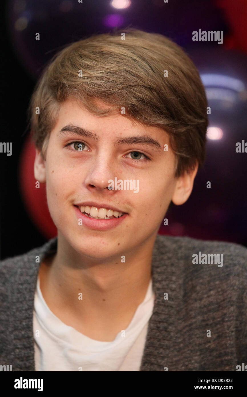 Cole Sprouse Disney stars Dylan et Cole Sprouse accueillir un événement de collecte de fonds au profit de la Fondation 'Ride une vague' à des millions Banque D'Images