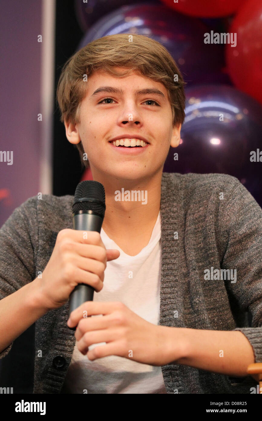 Cole Sprouse Disney stars Dylan et Cole Sprouse accueillir un événement de collecte de fonds au profit de la Fondation 'Ride une vague' à des millions Banque D'Images