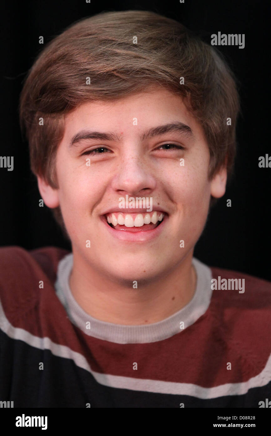 Disney stars Dylan Dylan Sprouse et Cole Sprouse accueillir un événement de collecte de fonds au profit de la Fondation 'Ride une vague' à des millions Banque D'Images