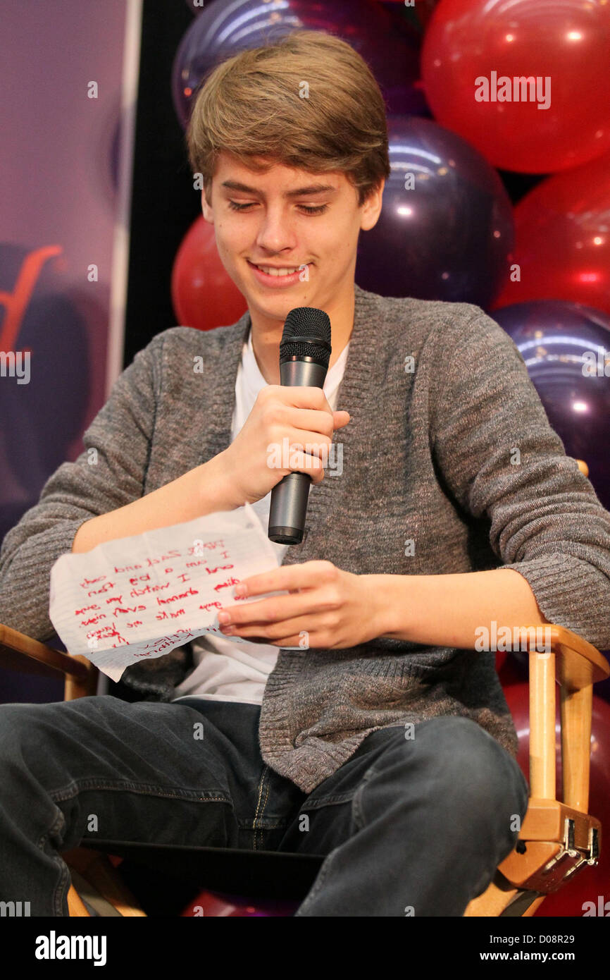 Cole Sprouse Disney stars Dylan et Cole Sprouse accueillir un événement de collecte de fonds au profit de la Fondation 'Ride une vague' à des millions Banque D'Images